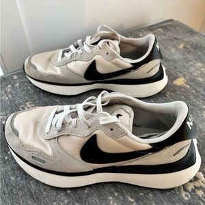 Nike Women’s Phoenix Waffle Sneaker
Size 8.5
Preloved